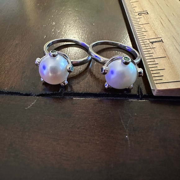 Two Large Pearl Rings With Unique Crown Setting With Green Accents. Both Size 8. - Picture 5 of 6